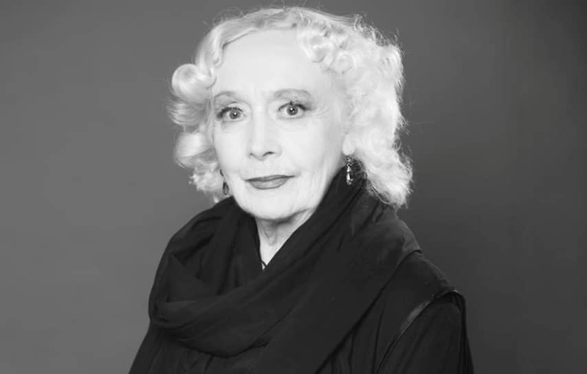 Тамара Колесникова — актриса Александринского театра. Ее театральная карьера начала в 1965-м: госпожа Колесникова окончила Ленинградский государственный институт театра, музыки и кинематографии, класс Меркурьева и Мейерхольда и в том же году была принята в знаменитый петербургский театр. В Александринском она прослужила до 2022 года. За долгую карьеру актриса сыграла более 70 ролей: Юлию Тафаеву в «Обыкновенной истории» Ивана Гончарова, Ольгу в пьесе «Нахлебник» Ивана Тургенева, Наташу в пьесе «На дне» Максима Горького, Хлопову в комедии «Ревизор» Николая Гоголя… Тамара Колесникова умерла 14 февраля на 85-м году жизни