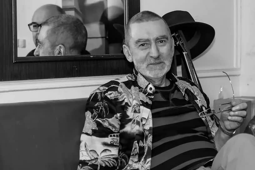 Юрий Ильченко — музыкант, бывший участник групп «Машина времени», «Мифы», «Земляне». Карьеру музыканта он начал в Ленинграде в группе «МАКС», затем перешел в «Мифы», где играл на синтезаторе и гитаре и пел. В 1967–1977 годах был музыкантом «Машины времени». В 1977 году участвовал в создании неподцензурного рок-журнала «Рокси», был его постоянным автором. В мае 1996 года музыкант собрал собственную группу «Exodus», которую позже переименовал в «Исход», а затем в «Ильченко». Юрия Ильченко не стало 29 января. Ему было 72 года