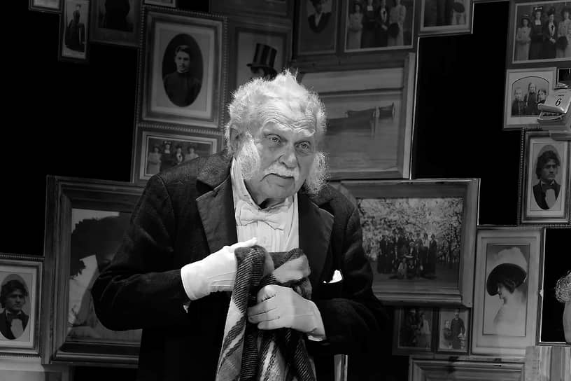Актер театра и кино, народный артист России Эрнст Романов. В 1957 году окончил Государственный институт театрального искусства в Москве. Служил в театрах Ростова-на-Дону, Рязани, Эстонии и Латвии. Увидеть его в Петербурге в разные годы можно было на сцене Ленинградского государственного академического театра драмы им. Пушкина (ныне Александринский театр), Театра на Литейном, БДТ им. Товстоногова, Санкт-Петербургского театра им. Андрея Миронова. Параллельно актер снимался в фильмах и сериалах: за долгую карьеру он сыграл более двухсот ролей в кино. За месяц до смерти, 26 января, он последний раз вышел на сцену Санкт-Петербургского театра им. Андрея Миронова и в 136-й раз исполнил роль Фирса в постановке Юрия Цуркану «Вишневый сад». Эрнст Романов ушел из жизни 25 февраля в возрасте 87 лет