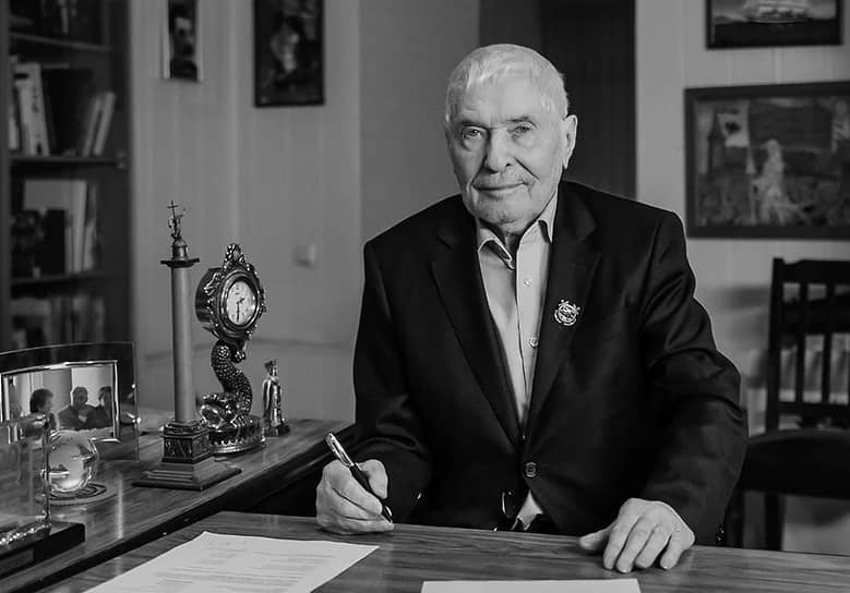Владимир Ходырев — последний председатель Ленинградского городского совета народных депутатов — ушел из жизни 28 июля в возрасте 94 лет. С 1983 по 1990 год он был главой Ленгорисполкома. Во времена его руководства началось возведение комплекса защитных сооружений Ленинграда от наводнений, строились новые станции метро, были открыты первые совместные предприятия и возрожденный Музей истории и блокады Ленинграда. За заслуги перед городом был удостоен звания почетного гражданина Санкт-Петербурга. 30 июля Владимира Ходырева похоронили на Богословском кладбище города