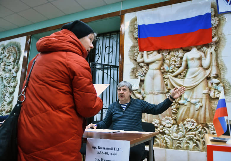 В 2024-ом россияне вновь делали свой выбор. Весной по всей стране выбирали президента, осенью в некоторых регионах — губернаторов. Впрочем, результаты выборов были достаточно предсказуемы. Выборы президента по всей России прошли с 15 по 17 марта. По данным Санкт-Петербургской избирательной комиссии, за Владимира Путина проголосовали 81,65% петербуржцев. Явка в городе составила 74,38%, превысив результаты всех предыдущих президентских избирательных кампаний