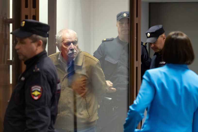 21 мая Санкт-Петербургский городской суд приговорил 77-летнего Анатолия Маслова — главного научного сотрудника Института теоретической и прикладной механики им. С. А. Христиановича Сибирского отделения РАН, доктора физико-математических наук, профессора Новосибирского государственного технического университета — к 14 годам колонии по статье о государственной измене. По версии ФСБ, в 2014 году Анатолий Маслов передал немецкой разведке секретные сведения о научных исследованиях. Сам подсудимый на протяжении всего процесса свою вину отрицал