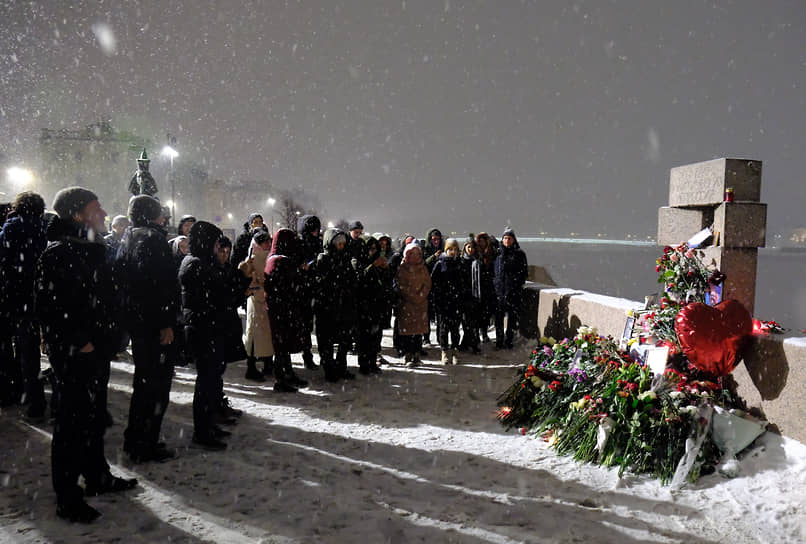 Не прошел год и без потерь. Днем 16 февраля Управление ФСИН по ЯНАО сообщило о смерти оппозиционера Алексея Навального в исправительной колонии «Полярный волк» в поселке Харп Ямало-Ненецкого автономного округа. В колонии политик отбывал 19-летний срок за создание экстремистского сообщества, к которому был приговорен в августе 2023-го. На неожиданную новость отреагировали по всей России: жители разных городов возлагали цветы к памятникам жертвам политических репрессий и создавали стихийные мемориалы. Петербуржцы несли цветы, свечи и фотографии Алексея Навального к памятнику на Воскресенской набережной. Акция памяти не обошлась без задержаний