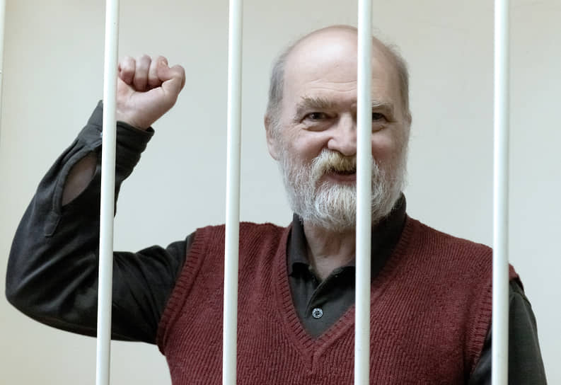 Уголовных дел в прошлом году было много. В начале апреля в Петербурге задержали советского диссидента Александра Скобова (признан Минюстом РФ иностранным агентом). 66-летнего публициста обвиняют в публичных призывах к осуществлению террористической деятельности, публичном оправдании терроризма, а также в участии в террористическом сообществе. Причиной для возбуждения уголовного дела стали несколько постов в Telegram-канале советского диссидента, а также его участие в совете «Форума свободной России» (конференция российской оппозиции в Литве, основанная шахматистом и иноагентом Гарри Каспаровым, признана в России нежелательной организацией). В СССР иноагент Скобов был дважды судим за антисоветскую пропаганду, а позже реабилитирован