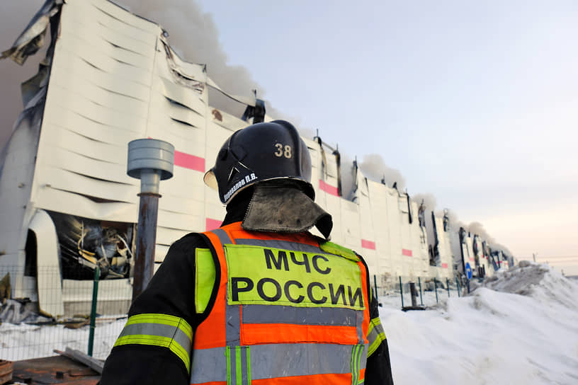 Только на следующий день, в 14:17, в МЧС заявили о ликвидации открытого горения на складе 
