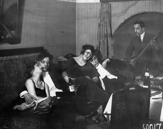 Жизнь в отеле кипела. В 1933 году «Европу» передали в хозяйское общество «Интурист». На фото: девушки легкого поведения в номере с клиентами, 1925 год