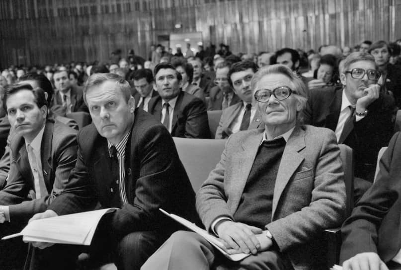 В 1989 году в новом советском парламенте была создана Межрегиональная депутатская группа (МДГ) — оппозиция Коммунистической партии Советского Союза. Идейным вдохновителем политического объединения, в которое вошли 388 депутатов, выступил академик Андрей Сахаров. Сопредседателями МДГ были избраны Борис Ельцин, историк и будущий создатель РГГУ Юрий Афанасьев, экономист Гавриил Попов, доктор химических наук из Эстонии Виктор Пальм и Андрей Сахаров. В Конституционный совет МДГ избрали 25 человек, в том числе Анатолия Собчака, вступившего в КПСС за год до начала своей политической карьеры. Именно МДГ еще в 1989-м заявляла о необходимости вычеркнуть из Конституции шестую статью, которая с 1977 года закрепляла, что КПСС является «руководящей и направляющей силой советского общества». Статья была переписана после массовой февральской демонстрации «за отмену руководящей роли КПСС» и в поддержку демократических реформ 