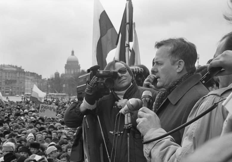 В мае 1991 года депутаты приняли решение о введении в Ленинграде поста мэра города. Выборы прошли 12 июня: победу одержал Анатолий Собчак. Впрочем, конфликт после избрания главы города, кажется, только усугубился. За два года парламент отменил десятки решений мэра. Развязка противостояния наступила осенью 1993 года, во время политического конфликта президента Бориса Ельцина и Верховного совета. Анатолий Собчак поддержал главу государства, Ленсовет — выступил против. В ноябре 1993-го мэр Петербурга предложил городскому парламенту досрочно прекратить свои полномочия: Ленсовет предложение отклонил. Парламенту оставалось жить еще месяц. В декабре Ельцин подписал указ о роспуске петербургских депутатов: Ленсовет официально перестал существовать 