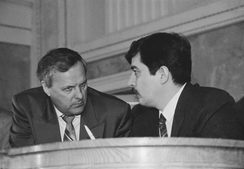 Новая страна требовала новой Конституции. Работа над главным законом шла с 1990-х годов. В 1992 году один из проектов подготовили член-корреспондент Российской Академии наук Сергей Алексеев и Анатолий Собчак. «Проект посвящается Андрею Дмитриевичу Сахарову»,— говорилось в предисловии к документу. Первая статья Конституции гласила: «Россия утверждает себя как правовое демократическое светское государство, высшими ценностями которого являются человек, его единство, неотъемлемые права и свободы». Конституцию Собчак от имени исполкома Российского движения демократических реформ презентовал в марте 1992-го в здании московской мэрии. Проект принят не был. Нынешний главный закон страны был принят 12 декабря 1993 года: документ был разработан Сергеем Алексеевым и Сергеем Шахраем (на фото справа) по предложению президента РФ Бориса Ельцина 
