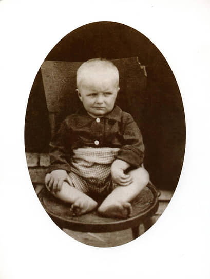 Анатолий Собчак родился 10 августа 1937 года в Чите. Отец работал железнодорожным инженером, мать по профессии была бухгалтером. «He могу сказать, что я потомственный интеллигент. Но были у нас в семье какие-то особенные отношения, которые определялись бабушкой по отцовской линии — Анной Ивановной. Чешка по национальности, она знала чешский, польский и немецкий языки, и была в ней та внутренняя интеллигентность, с которой можно лишь родиться. Бабушка нас и воспитывала»,— вспоминает детство Анатолий Собчак в книге «Хождение во власть. Рассказ о рождении парламента». В 1956 году будущий политик поступил в Ленинградский государственный университет (нынешний СПбГУ) и окончил его по специальности «юрист». После выпуска три года работал в Ставропольском крае, а затем вернулся в Ленинград 