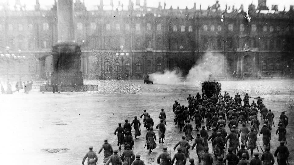 В 1920-е годы киностудия развивалась как творческое объединение, ленфильмовцы запустили Фабрику эксцентричного актера (ФЭКС) и Киноэкспериментальную мастерскую (КЭМ). Одним из ключевых проектов того времени стал агитфильм «Взятие Зимнего дворца» (реж. Константин Державин). Его снимали на Дворцовой площади в ноябре 1920 года, а в массовке приняло участие несколько тысяч человек