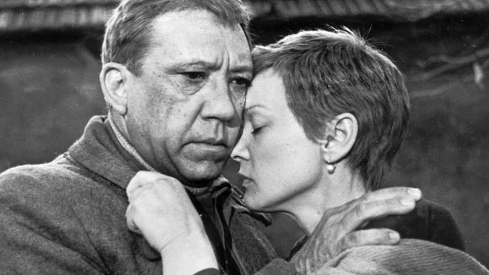По сценарию Константина Симонова в 1976 году выходит фильм «Двадцать дней без войны» (реж. Алексей Герман). Писатель сам предложил Герману экранизировать его, желая сотрудничать с молодым и энергичным режиссером. В процессе подготовки к съемкам фильма Герман изучил архив автора, включая все его записи с фронта, которые он диктовал машинисткам по приезде с фронта. «“Двадцать дней без войны” — против фальшака войны на экранах. Мы хотели, чтобы наш рассказ соответствовал тому горю, которое пережил народ и на фронте, и в тылу, когда страшно голодали, спали, закопавшись в уголь, и из последних сил делали все для фронта. Мы сразу поняли, что нужен правдивый главный герой. Если это будет молодой журналист, то почему ты не воюешь? Поэтому появился Юрий Никулин»,— рассказывал после премьеры Алексей Герман