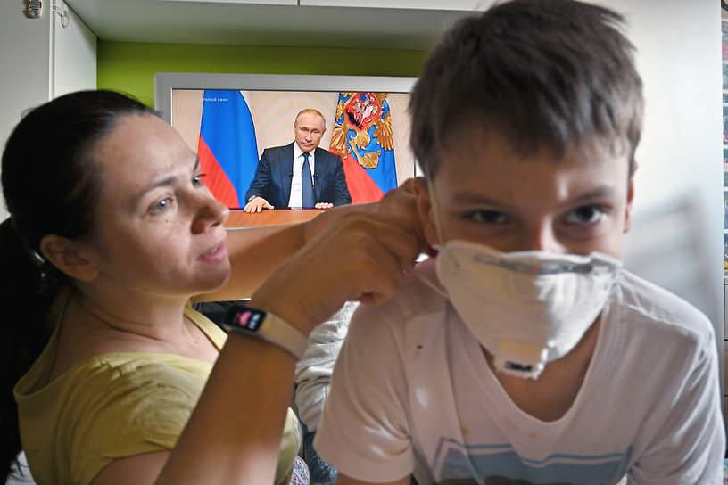 25 марта президент РФ Владимир Путин обратился к россиянам: «Мы видим, как остро развивается ситуация с эпидемией коронавируса в мире. Во многих странах продолжает нарастать число заболевших. Под ударом оказалась вся мировая экономика, уже сейчас прогнозируется ее спад. Сейчас крайне важно предотвратить угрозу быстрого распространения болезни. Поэтому объявляю следующую неделю нерабочей, с сохранением заработной платы. То есть выходные дни продлятся с субботы, 28 марта, по воскресенье, 5 апреля» 