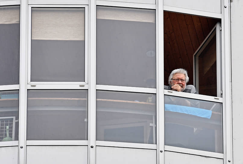Мэр Москвы Сергей Собянин 23 марта ввел для людей старше 65 лет обязательную самоизоляцию в связи с их принадлежностью к группе риска. С 26 марта самоизоляцию должны были соблюдать пенсионеры Подмосковья. С 30-го числа оставаться дома призвали пожилых людей Петербурга. Ограничения распространялись как на неработающих, так и на работающих пенсионеров. Тогда полагали, что меры будут сняты уже 14 апреля 