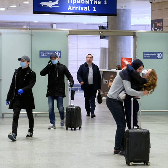 В конце марта Россия полностью прекратила регулярное авиасообщение с другими странами. Постепенное снятие ограничений на международные поездки и полеты началось 1 августа 2020 года 