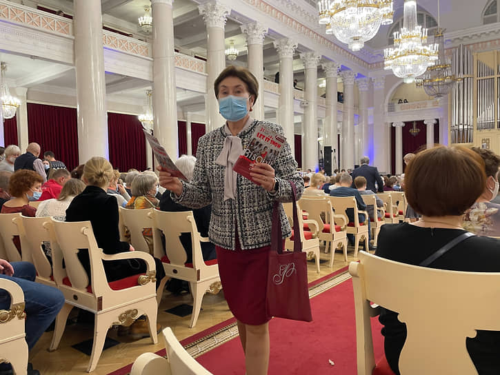 В Москве возобновить работу театрам, кинотеатрам и концертным залам разрешили только 1 августа, однако с условием заполнения зала не более чем наполовину и шахматной рассадки. Постепенно к нормальной жизни возвращались и регионы. В Петербурге ограничения с культурных учреждений сняли только 12 сентября 