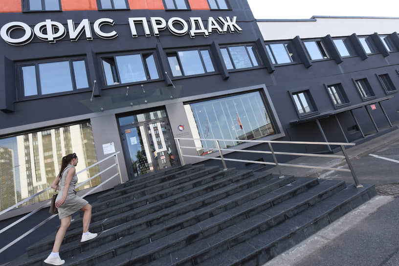Средняя цена за квадратный метр в жилых проектах «Эталона» за год поднялась на 9%, достигнув отметки в 309,5 тыс. рублей. Доля ипотеки сократилась с 39% до 26%