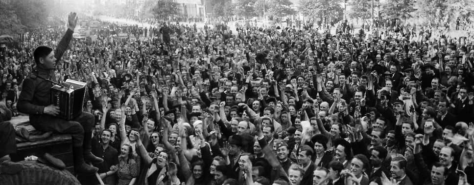Однако 9 мая война закончилась не для всех: на фронтах все еще шли бои. 18-летний Борис Аникин, призванный в армию в 1943-м, узнал о капитуляции Германии, находясь в Чехословакии. «Из селений вдоль шоссе, по которому мы ехали, бежали селяне с цветами, фруктами нам на встречу, обнимали, целовали, залезали к нам в кузов. <...> Подъезжая к очередному селу, колонна была обстреляна в упор из танков и орудий. Это было очень неожиданно, командование полка почти все погибли. Пока мы развернулись в боевой порядок, немцы ушли на запад. Так до 13 мая полк то наступал, то шел в походной колонне. Немцы отступали сдаваться американцам. Конечный пункт нашего движения была небольшая речка, служащая разделительной полосой с американскими войсками. Так для меня окончилась война»,— вспоминает Борис Аникин. На фото: встреча Красной армии в Праге