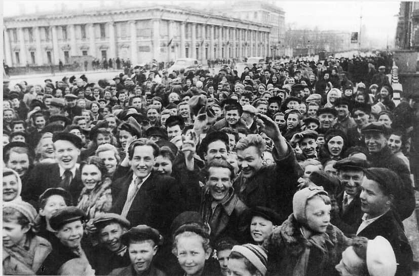 «Ленинград ликует! Флаги. Митинги. Отныне 9 мая станет ГЛАВНЫМ ПРАЗДНИКОМ НАШЕГО ПОКОЛЕНИЯ!!!»,— пишет в письме военная переводчица Ирина Дунаевская. В начале войны на фронте погиб ее жених Володя. На фото: Невский проспект 9 мая 1945 года