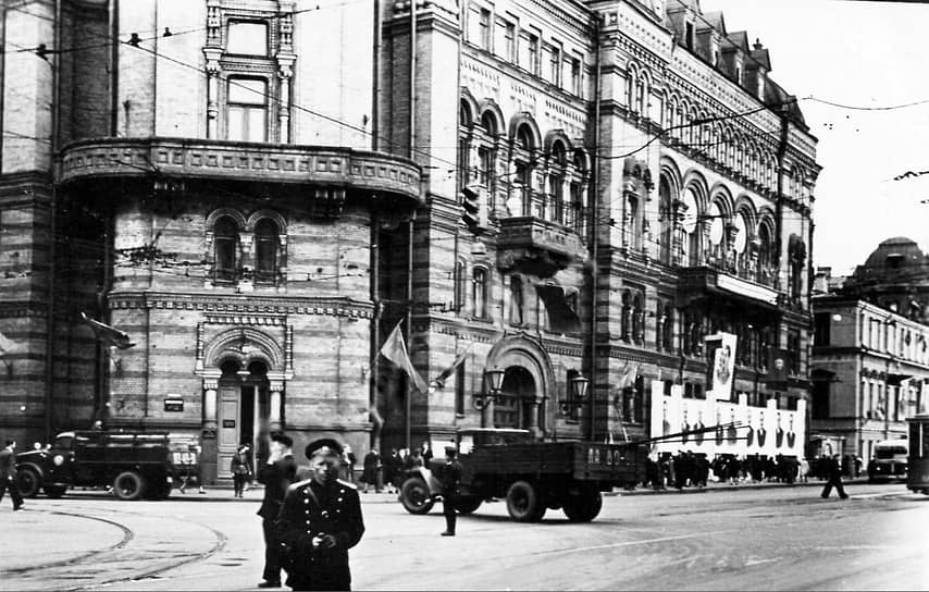 На Доме Красной армии в Ленинграде в 1947 году на 1 мая вывесили портреты генералов и портрет Иосифа Сталина посередине. Всех, кроме Георгия Жукова — «главного героя, взявшего Берлин», замечает в личном дневнике жительница города Любовь Шапорина. «Он в опале. Я не могу смотреть на это…» — добавляет автор. В июне 1946 года Совет Министров СССР указом за подписью Иосифа Сталина снял с должности главнокомандующего сухопутными войсками и освободил от обязанностей заместителя министра вооруженных сил Георгия Жукова. На фото: Дом Красной армии 1 мая 1947 года