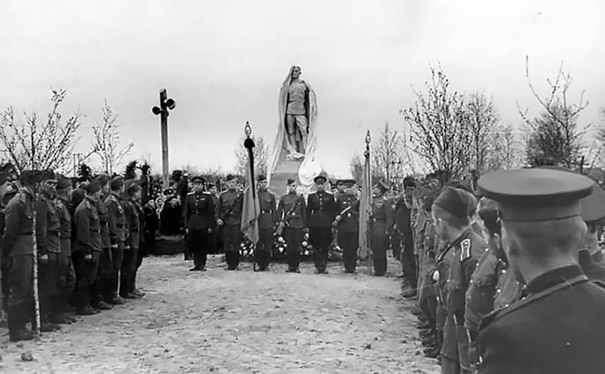 В конце 1940-х — начале 1950-х о войне знали и помнили не понаслышке. В День Победы жители разных городов Союза шли на воинские кладбища и к братским могилам. «После обеда был митинг на “братской могиле”, посвященный дню Победы. Оркестр играл гимн и траурный марш»,— пишет в дневнике 9 мая 1950 года курсант Ростовского артиллерийского училища Николай Лобов, детство которого пришлось на военные годы. На фото: 1950-е годы, 9 мая. Митинг по случаю открытия памятника павшим в Великую Отечественную Войну на городском кладбище в Череповце