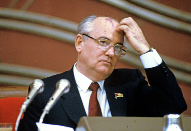 В марте 1990 года Михаил Горбачев стал первым президентом СССР. Реформы, призванные укрепить государство, парадоксальным образом ускорили его распад. Демонтаж монополии КПСС, которая была стержнем централизованного СССР, и расширение полномочий выборных органов привели к «Параду суверенитетов». Республиканские советы, получив легитимность, стали отстаивать местные интересы, оспаривая централизацию. Президент СССР не смог создать новое сильное ядро власти. Реформы, хоть и были демократическими, не имели четкого плана перехода, что привело к быстрому и неконтролируемому распаду страны