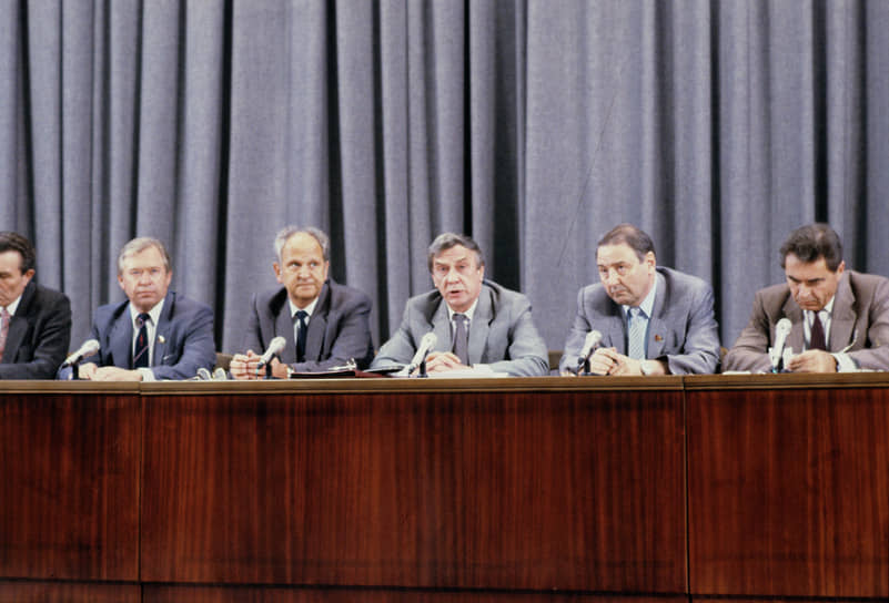 К августу 1991 года текст нового Союзного договора был уже готов. Часть республик СССР должна была подписать его 20 августа, тем самым создав новое государство. Но этого так и не случилось. Накануне подписания, 19 августа, ряд членов Политбюро и известных советских политиков осуществили попытку госпереворота, чтобы «остановить распад СССР». Было объявлено о переходе власти к Государственному комитету по чрезвычайному положению (ГКЧП), который снял с должности Горбачева «по состоянию здоровья». В Москву и другие крупные города России были переброшены войска. Так начался трехдневный путч. Путчисты передали в СМИ «заявление советского руководства», в котором прописано введение чрезвычайного положения, переход власти в руки ГКЧП до завершения ЧП, а также запрет митингов, демонстраций и деятельности оппозиционеров