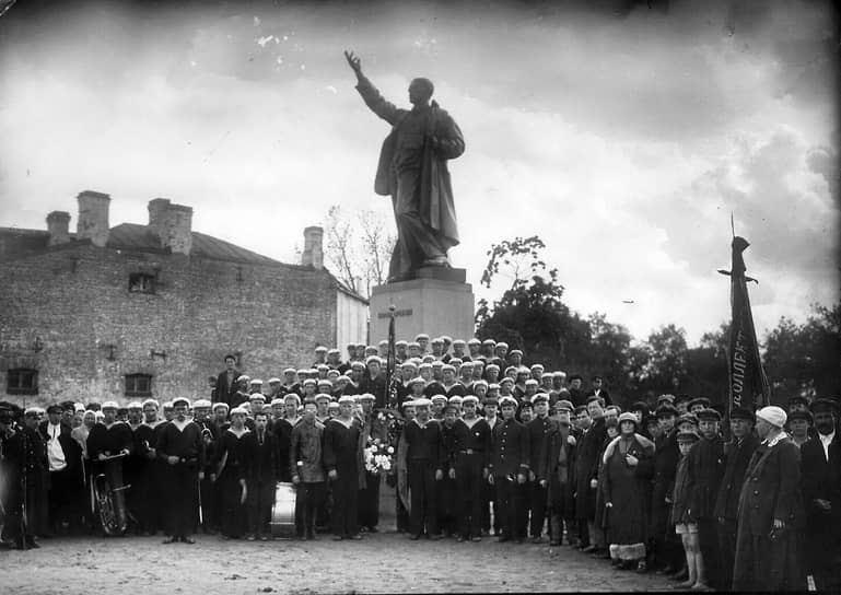 Открытие памятника В. Володарскому