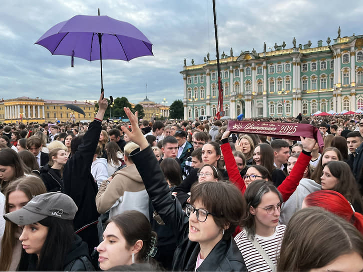 Выпускники на Дворцовой площади