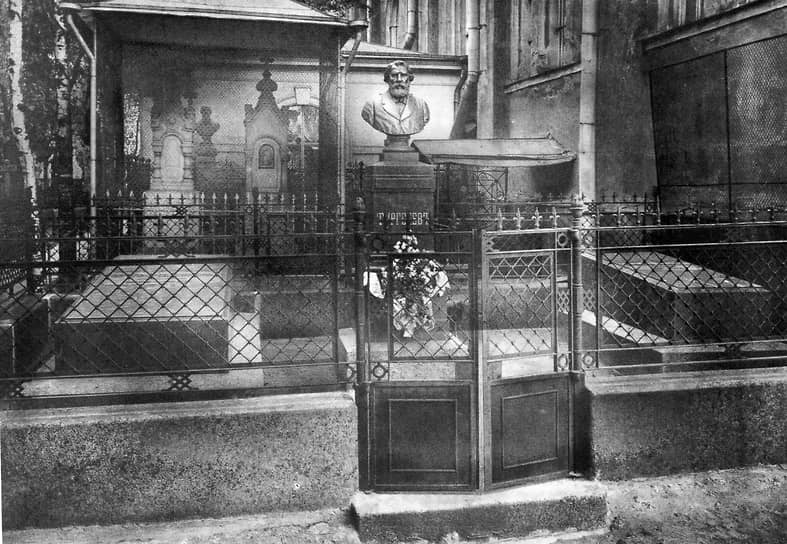 Могила Ивана Тургенева  у северной стены Спасской церкви. В 1938-м могилу с бюстом перенесли на «Литераторские мостки» 