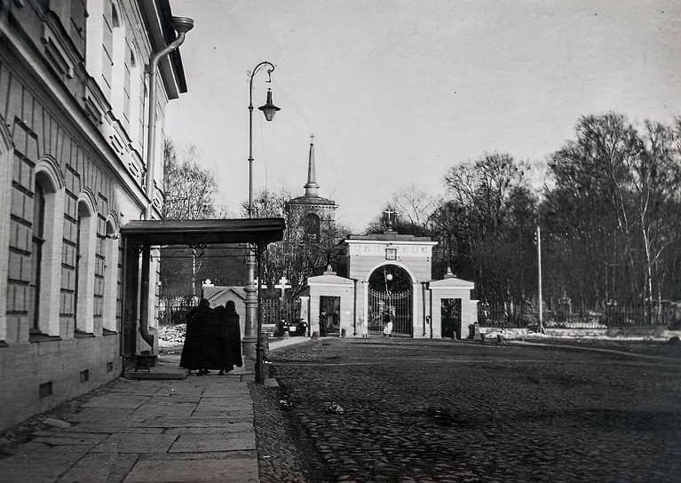 1930-е годы. Вид входа на Волково кладбище и «Литераторские мостки» 