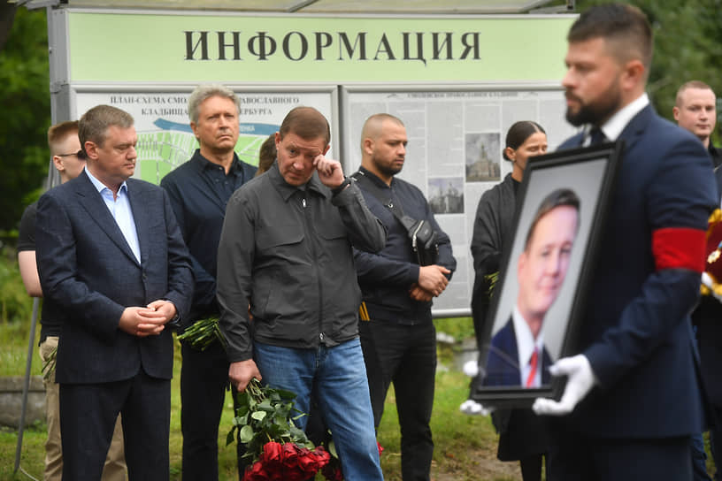 Вице-губернатор Санкт-Петербурга Кирилл Поляков (слева) и глава Республики Алтай — председатель правительства Республики Алтай Андрей Турчак (в центре)