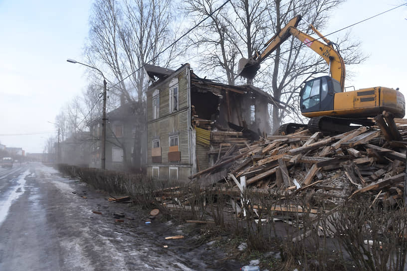 Всего в Ленинградской области 87 домов, ранее принадлежавших совхозам, которые в будущем подлежат сносу. В них проживает порядка 1,3 тыс. человек