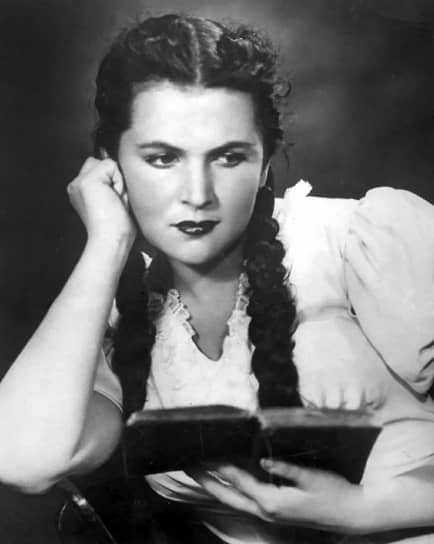 В 1952 году 25-летняя Галина Вишневская поступила в молодежную группу Большого театра. Уже через год она исполняла на сцене партию Татьяны в опере «Евгений Онегин». Из группы стажеров ее перевели в труппу солистов главного театра страны. После этого последовали гастроли за границу: Чехословакия, Югославия, ГДР, Финляндия, Великобритания, Италия, Франция, Бельгия, США, Канада. Выступления на сцене «Ковент-Гардена», «Метрополитен-Оперы», Парижской национальной оперы, «Ла Скала». Тогда же было получено первое звание заслуженной артистки РСФСР и записана первая пластинка «Евгений Онегин»