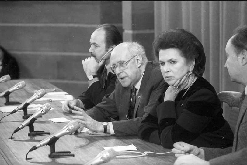 В феврале 1990 года семья прилетела в Россию: в Москве и Ленинграде прошли гастроли Национального симфонического оркестра США под руководством Ростроповича. «Мой первый приезд в Россию запомнился мне тем, что я, по-моему, за все дни здесь ни разу не улыбнулась. Воспринимала происходящее, как каменная»,— вспоминала она. За несколько месяцев до приезда Михаил Горбачев своим указом вернул виолончелисту и певице советское гражданство. Пара в интервью говорила, что рада такому итогу, но гражданство так и не приняла