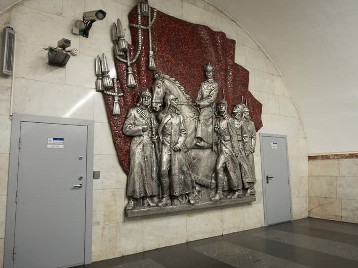 Барельеф из алюминия и красной смальты с изображением М. В. Фрунзе на коне, в окружении красноармейцев и на фоне боевых знамён (скульптор В. И. Сычёв), в подземном вестибюле одноимённой станции метрополитена 