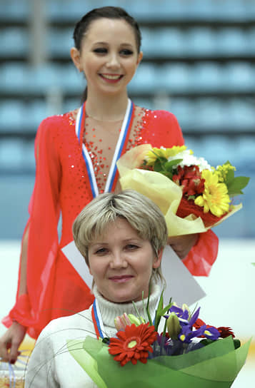 Впервые на взрослом чемпионате России фигуристка выступила в сезоне 2007/2008: спортсменке было всего 12 лет. В следующем сезоне Елизавета выиграла первую серьезную медаль в карьере — серебро первенства страны. На ЧР-2010 Лиза стала третьей. При этом фигуристка в силу возраста к тому моменту еще не выступала даже на юниорских международных стартах. На фото: Елизавета Туктамышева с тренером Светланой Веретенниковой