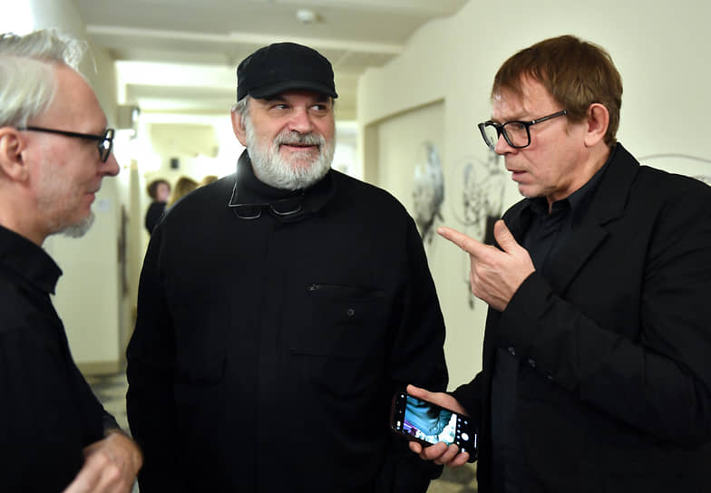 Художник Сергей Бугаев (Африка) отметил, что инсталяция «8.12» могла объединить концепцию физика Макса Планка и идеи советского авангардиста Малевича. Теперь в стенах театра петербуржцы смогут увидеть объяснение теории универсального элемента Вселенной с помощью искусства На фото: художник-постановщик Александр Шишкин-Хокусай, режиссер Андрей Могучий, художник Сергей Бугаев (Африка)