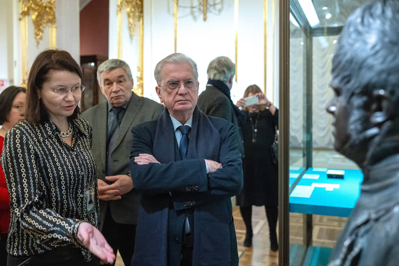 «Перед нами история последнего гвардейского переворота и первого штурма Зимнего»,— назвал генеральный директор Государственного Эрмитажа Михаил Пиотровский формулу оценки событий 1825 года, открывая выставку в двух залах Зимнего дворца, который декабристы планировали захватить и в котором впоследствии давали показания