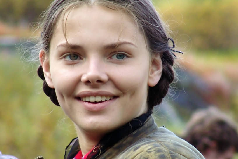 Сниматься в кино девушка началась в 2000-х годах. Сначала были небольшие роли в телевизионных сериалах. В 2005-м на экраны вышел военный фильм «Первый после Бога», основанный на фактах биографии капитана-подводника Александра Маринеско. Елизавета сыграла Таню — бывшую блокадницу, влюбленную в главного героя. Актрису переозвучивала артистка Ирина Пегова. «У меня низкий голос, в фильме “Первый после Бога” меня озвучивала Ирина Пегова, так как голос не подходил юной героине»,— объясняла позже Елизавета. На фото: кадр из фильма «Первый после Бога»