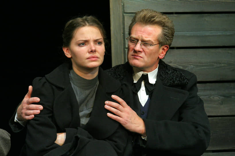В 2010-м в МДТ поставили «Три сестры» Чехова. В спектакле, который до сих пор идет на сцене театра, Елизавета играет сестер Машу и Ирину. На фото: Елизавета Боярская с коллегой Сергеем Власовым в роли Федора Кулыгина — мужа Маши