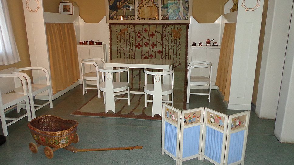 Специально для детской Элиэль Сааринен создал миниатюрную мебель без единого острого угла 