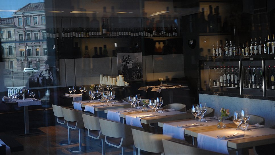 Интерьер винотеки Grand Cru в Петербурге
