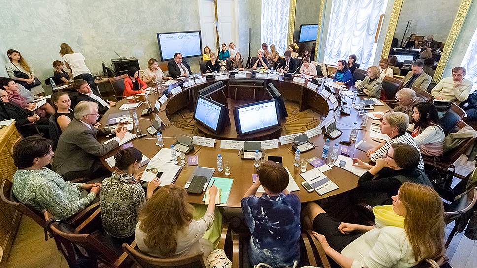 В ходе круглого стола обсуждались вопросы связи благотворительных проектов с социально-экономическим развитием региона, новые формы корпоративной благотворительности и современные подходы к их организации 