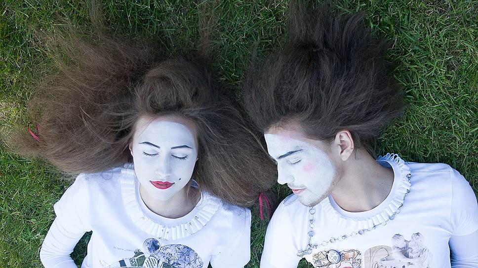 Футболки из коллекции Shakespeare T-shirt, показанной на театрализованном шоу-дефиле «Англомания» в Екатерининском парке летом 2014 года 