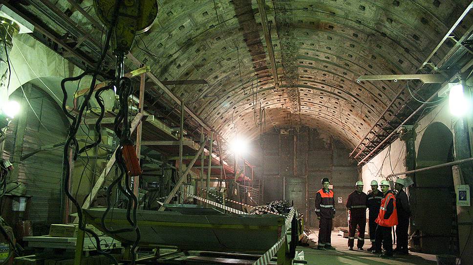 Основной ущерб, причиненный деятельностью «Петербургского метрополитена», по мнению КСП, принесли заключенные предприятием инвестконтракты со структурами холдингов «Адамант» и «Петромир» на строительство вестибюлей метро с многоэтажными торгово-развлекательными комплексами