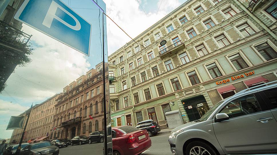 Первые внятные заявления и шаги по введению платного паркинга были сделаны в начале 2014 года, а уже к концу года в пилотной зоне была полностью нанесена дорожная разметка, установлены датчики определения занятости парковочного места, сейчас продолжается установка паркоматов