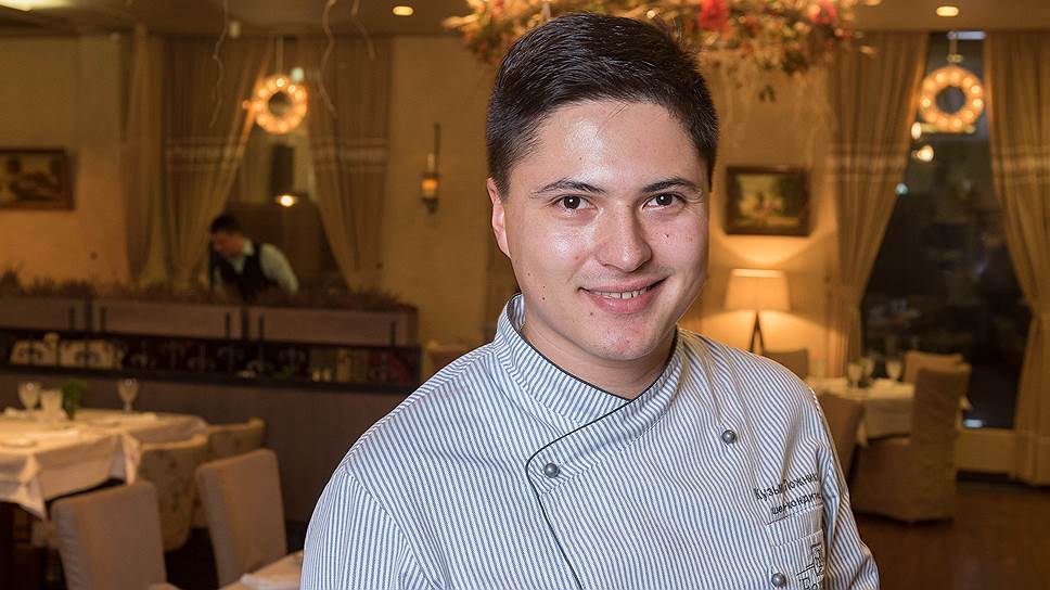 Шеф-кондитер Ferma Кузьма Ложников с новогодними пряниками 