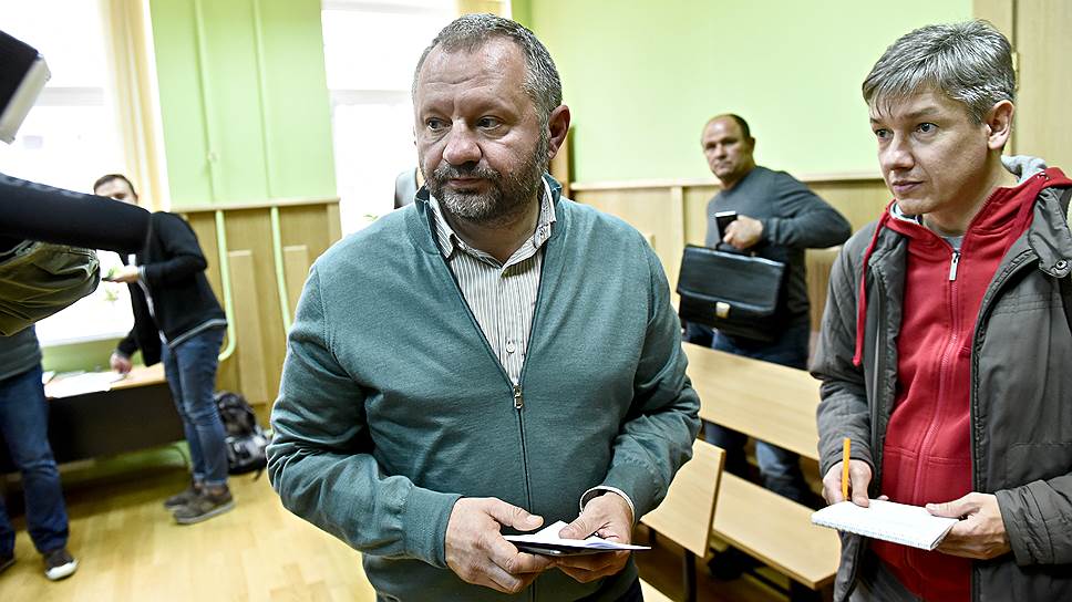 Первоначальный ущерб, нанесенный бюджету «трубным делом», силовики оценили в 3 млрд рублей. Однако, когда дело дошло до суда одному из главных фигурантов — учредителю «Петрокома» Андрею Кадкину (на фото в центре) — вменялся ущерб всего в 1,3 млн рублей. Обвиняемый получил условный срок