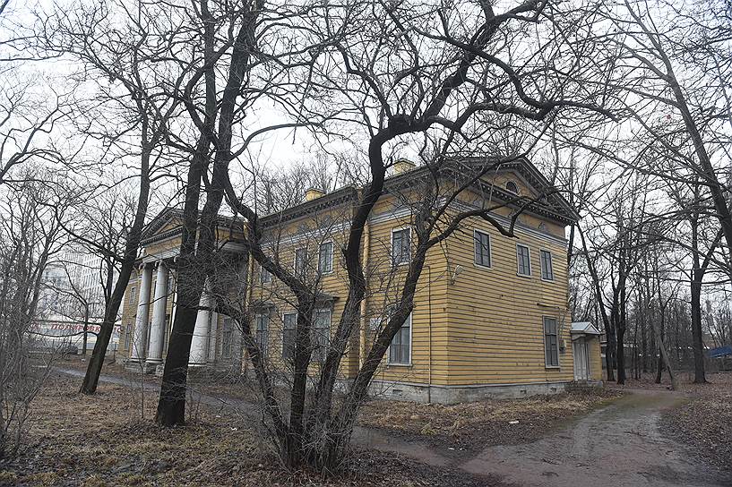 На боковом фасаде заметны явные следы перепланировки, нарушающей облик здания